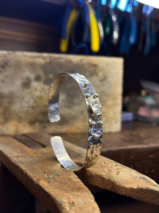 Bracciale martellato con Quarzo incolore
