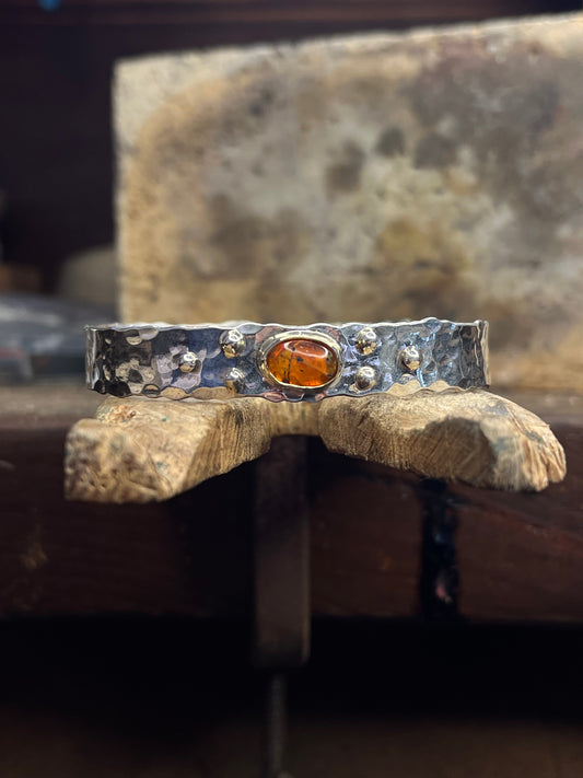 Bracciale martellato con Ambra baltica