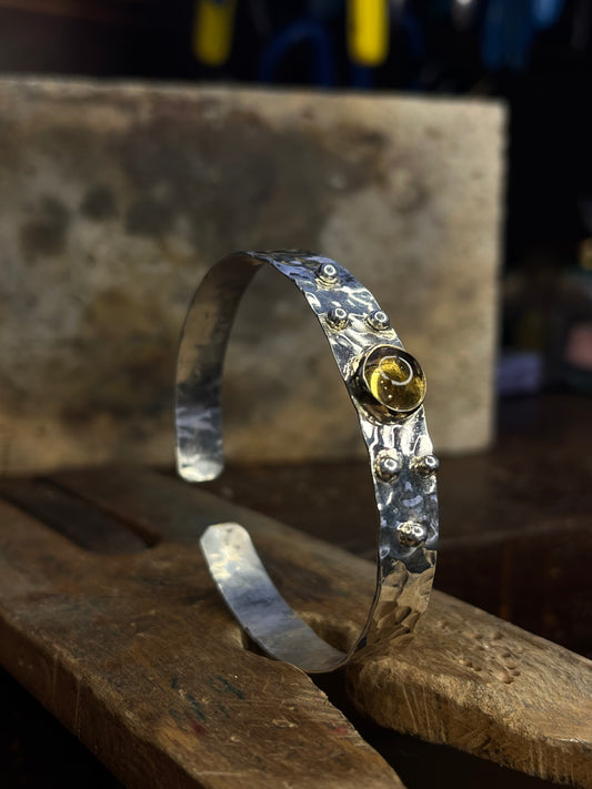Bracciale martellato con Quarzo citrino