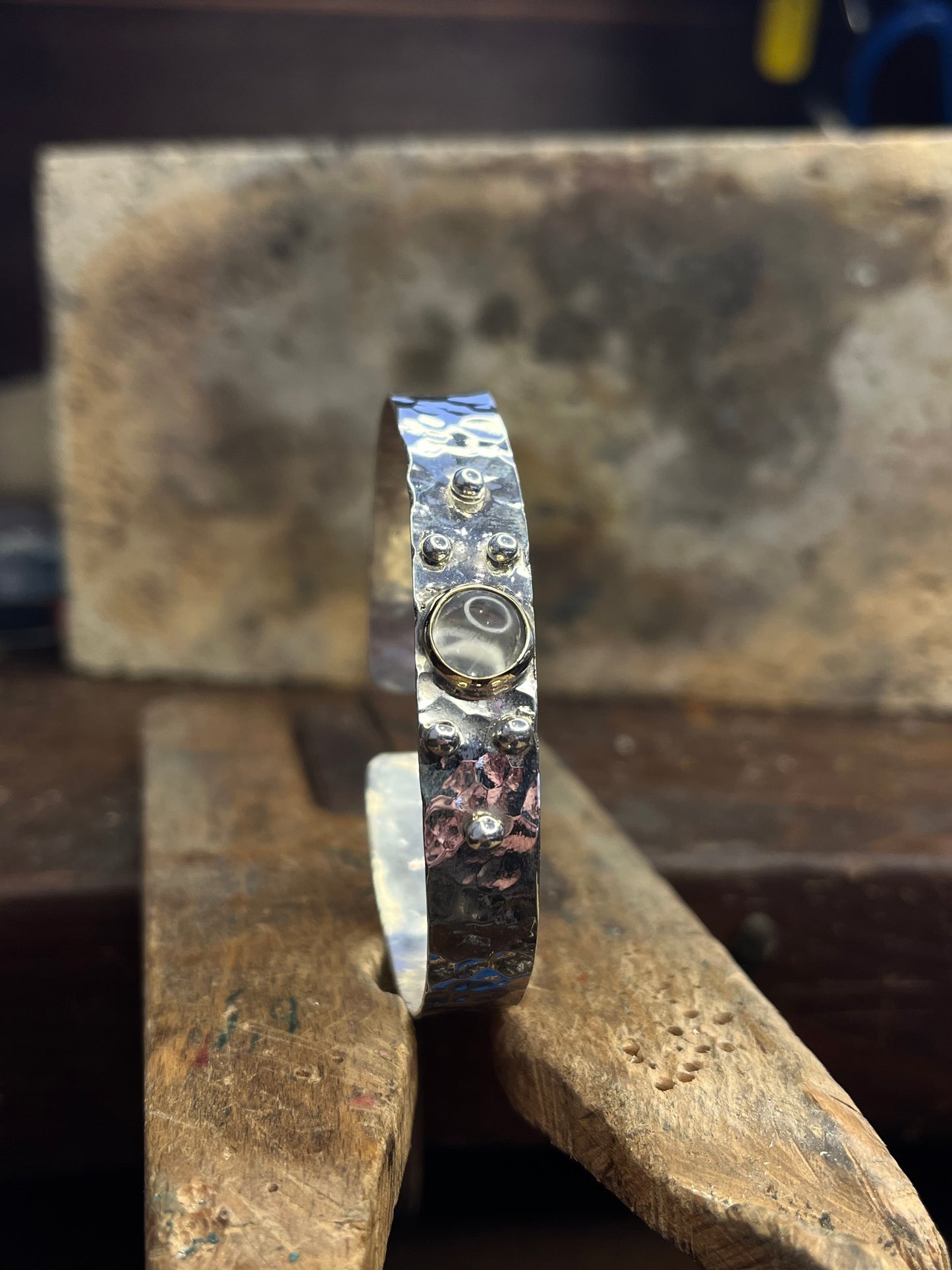 Bracciale martellato con Quarzo incolore