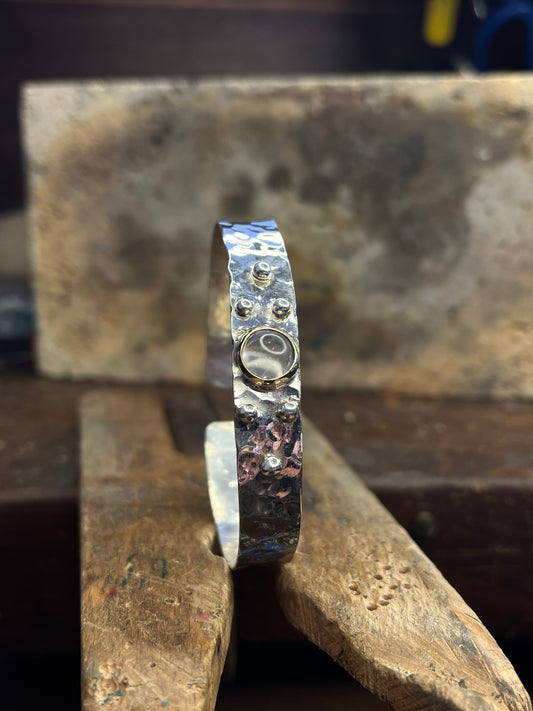 Bracciale martellato con Quarzo incolore