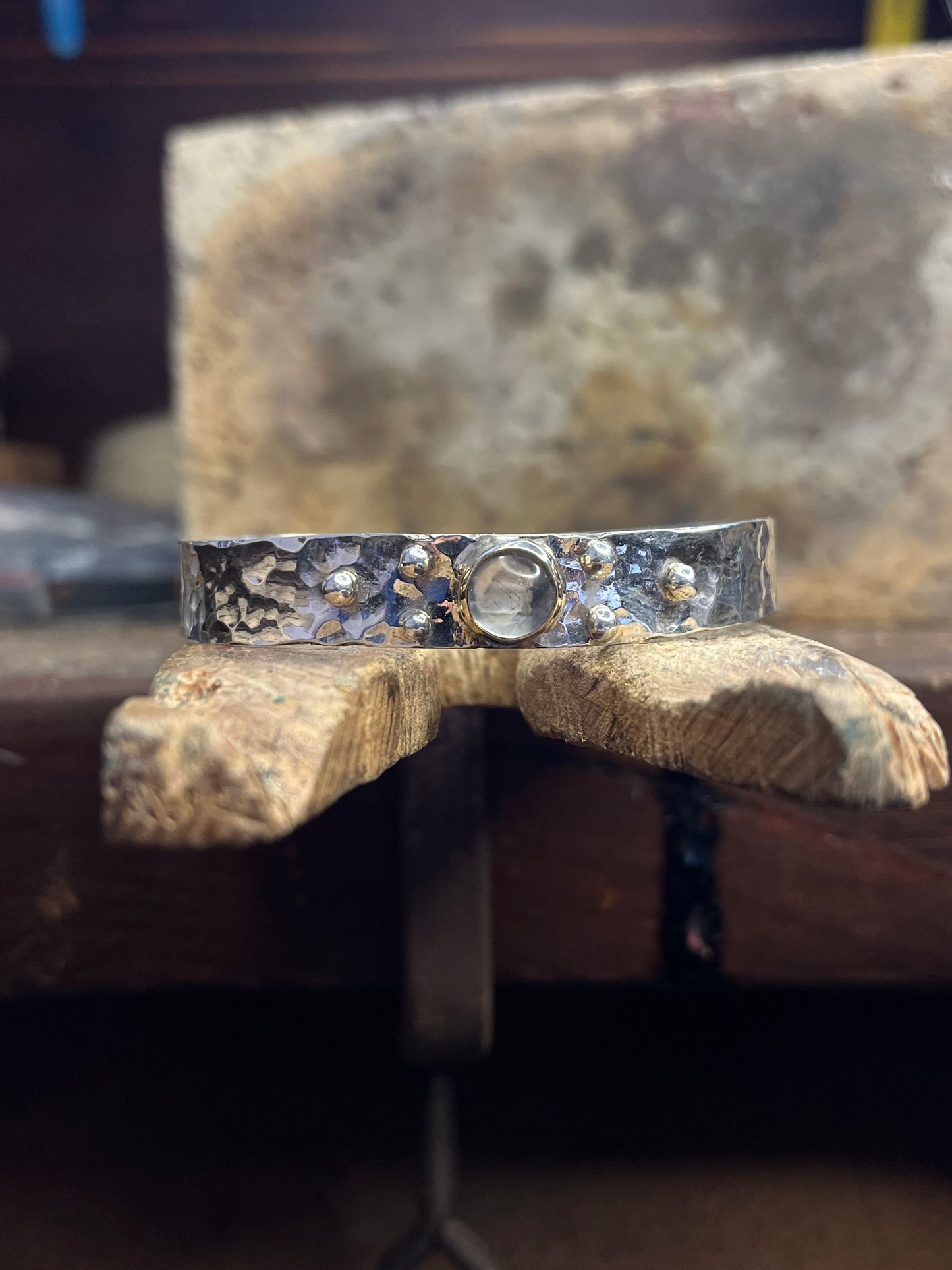 Bracciale martellato con Quarzo incolore