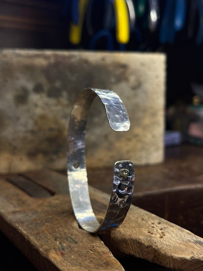 Bracciale martellato con Quarzo incolore