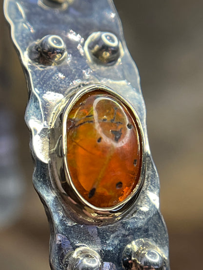 Bracciale martellato con Ambra baltica