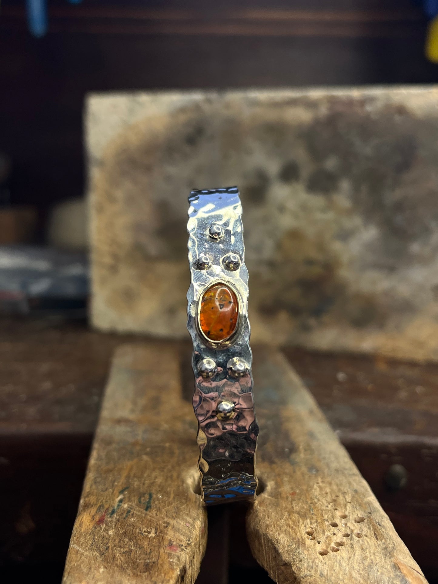 Bracciale martellato con Ambra baltica