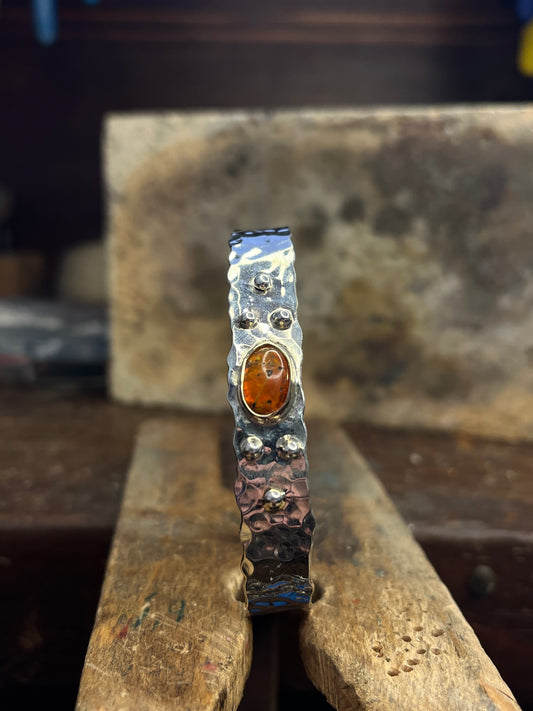 Bracciale martellato con Ambra baltica