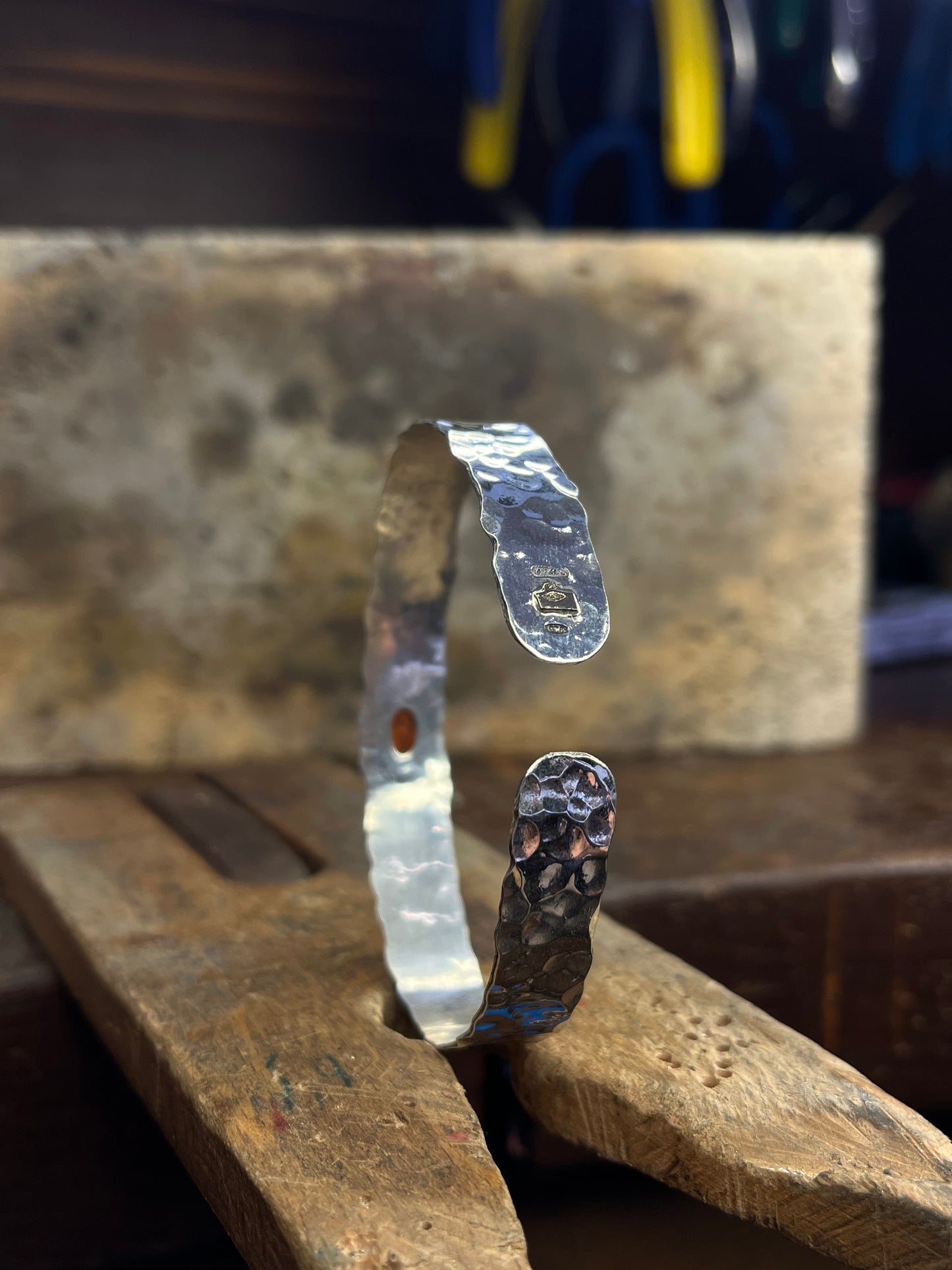 Bracciale martellato con Tormalina rosa