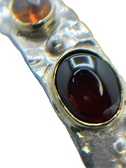 Bracciale martellato in argento con pietra