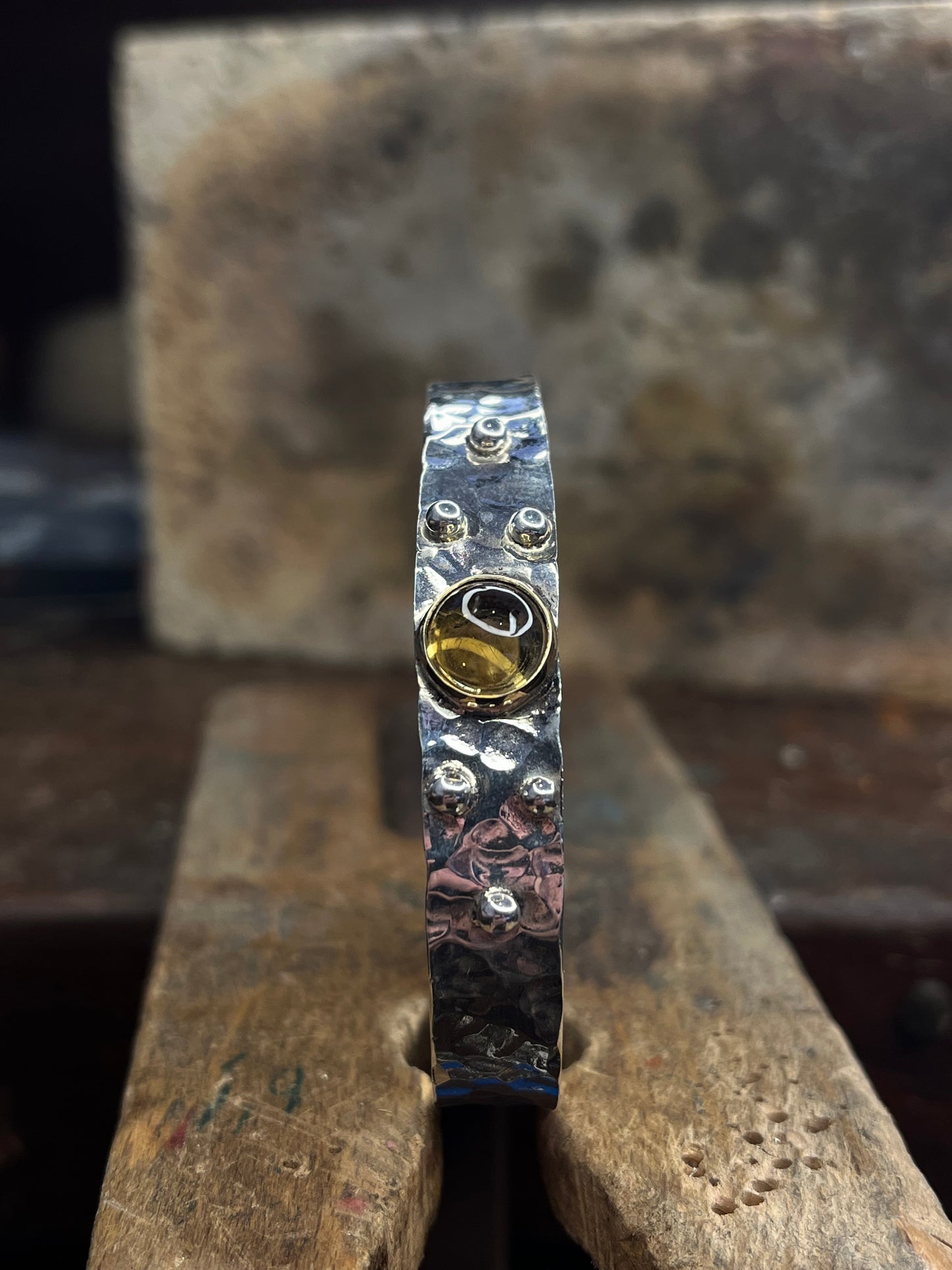 Bracciale martellato con Quarzo citrino