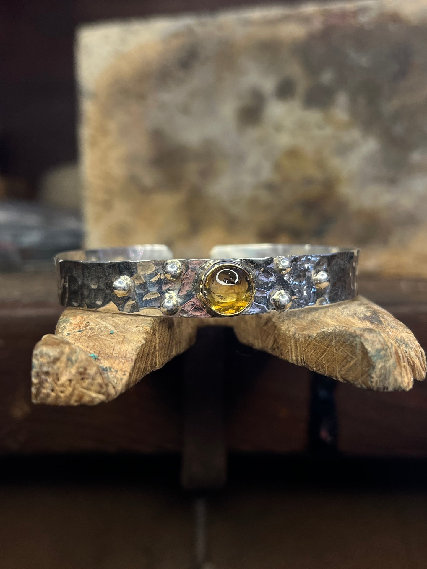 Bracciale martellato con Quarzo citrino