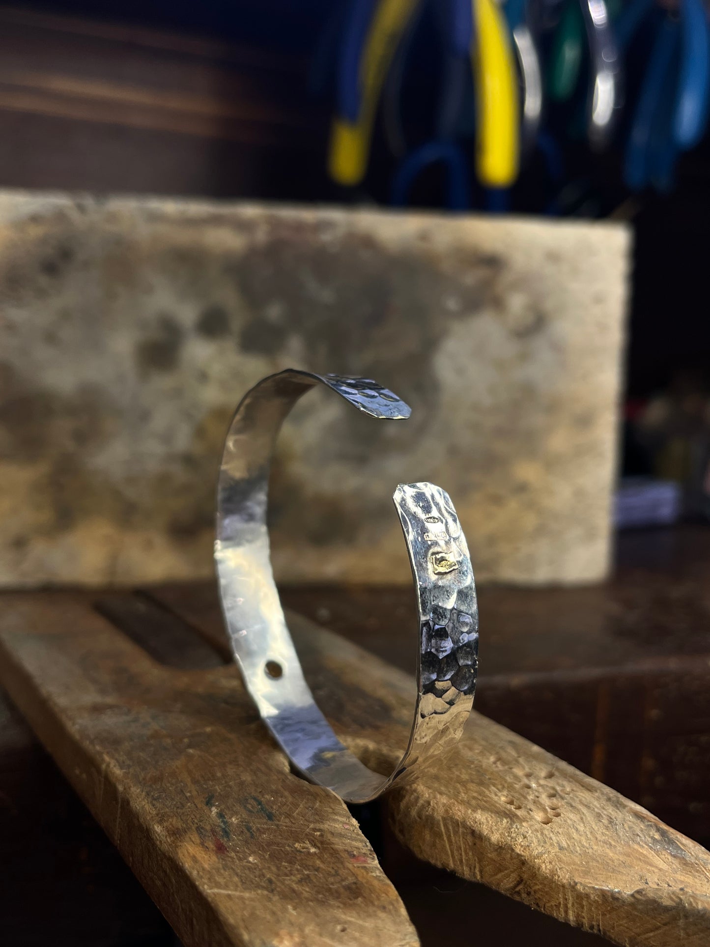 Bracciale martellato con Ambra baltica