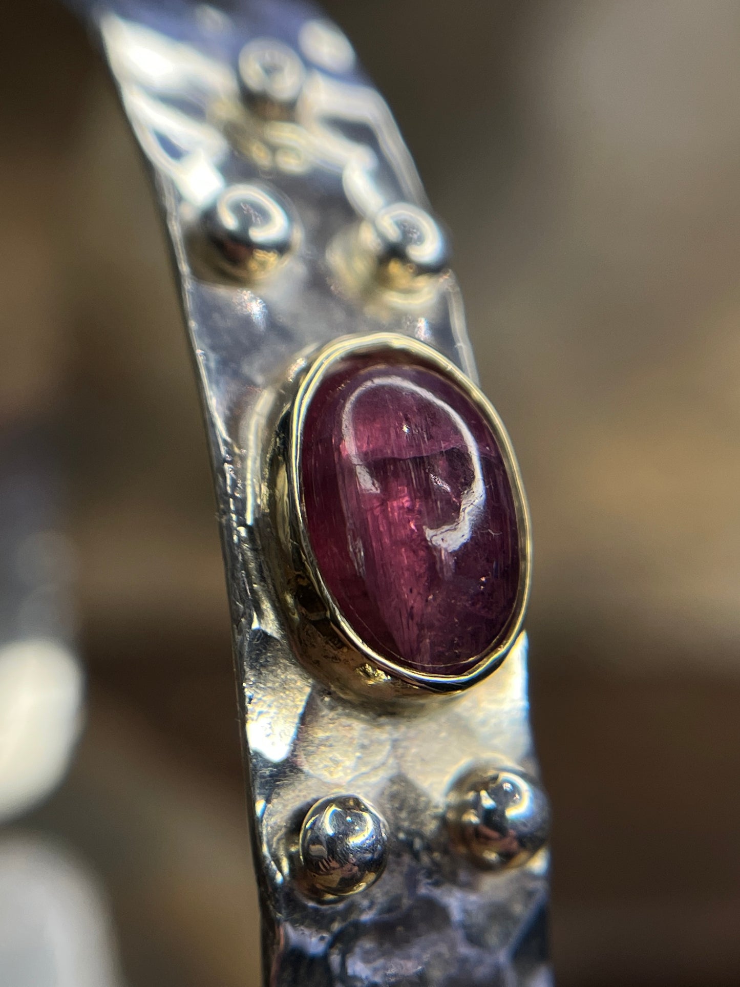 Bracciale martellato con Tormalina rosa scuro