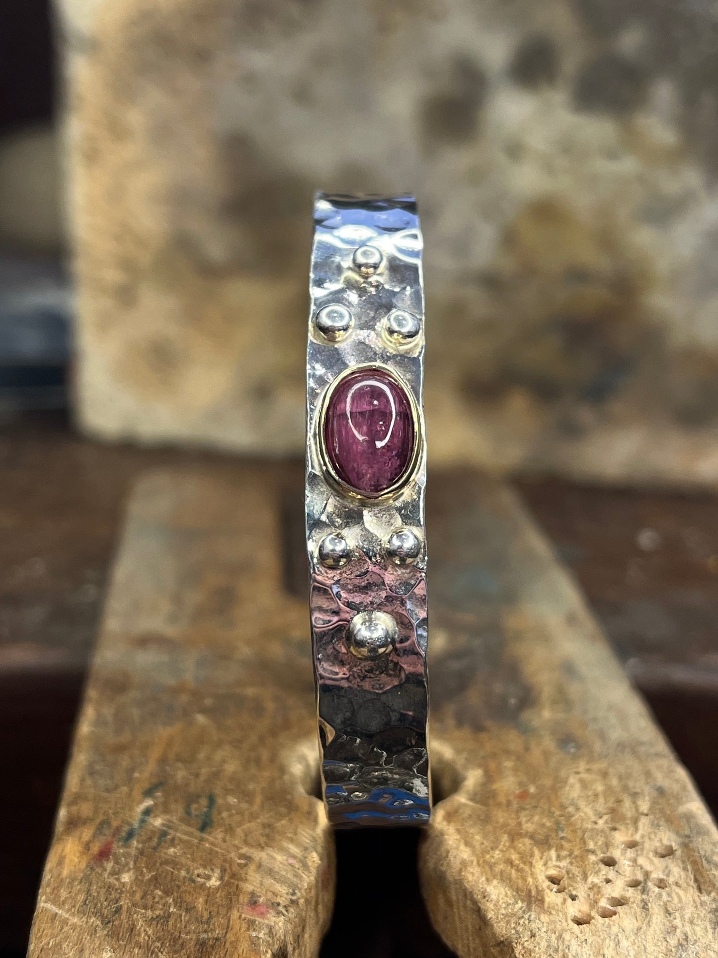 Bracciale martellato con Tormalina rosa scuro