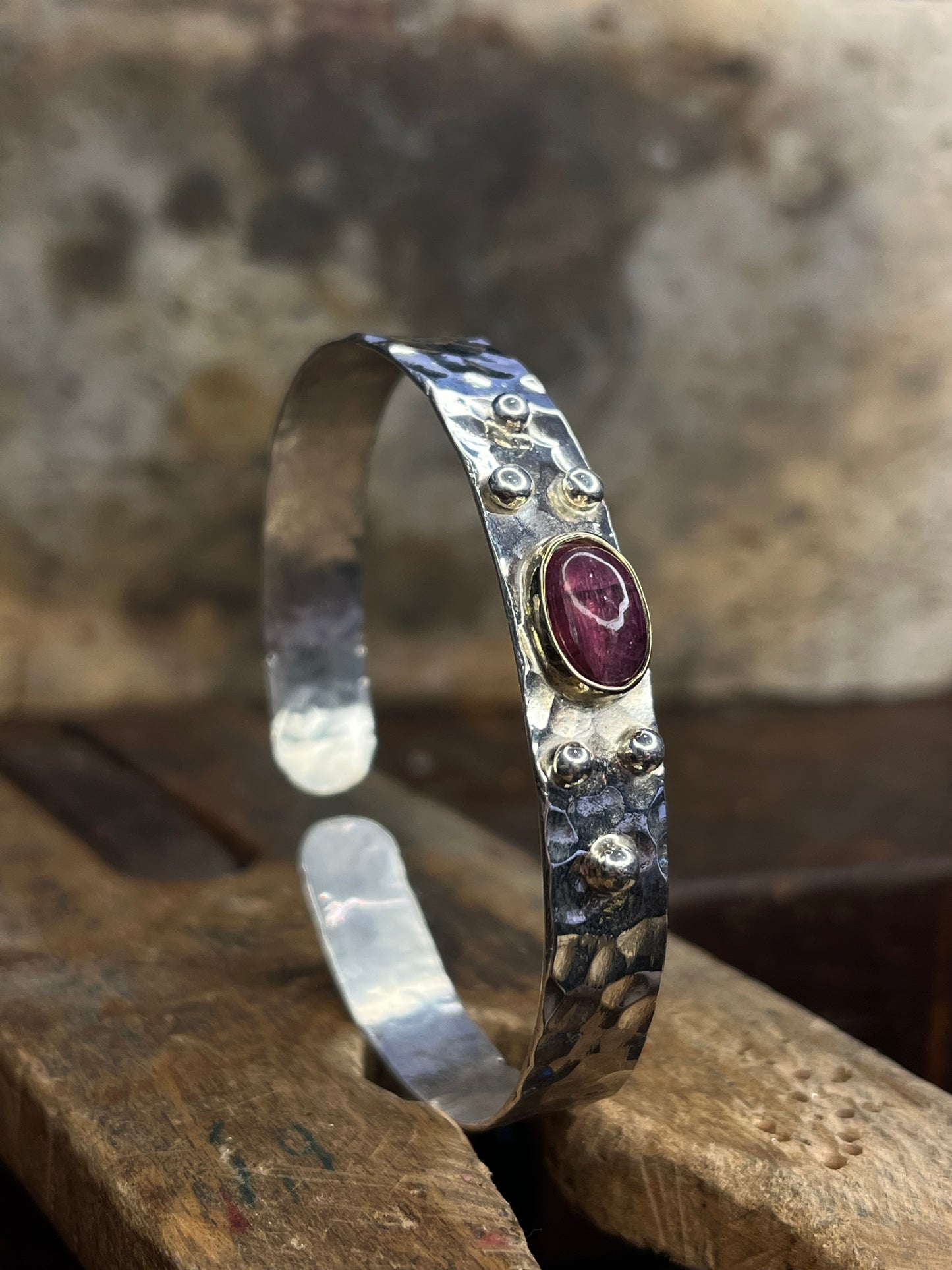Bracciale martellato con Tormalina rosa scuro