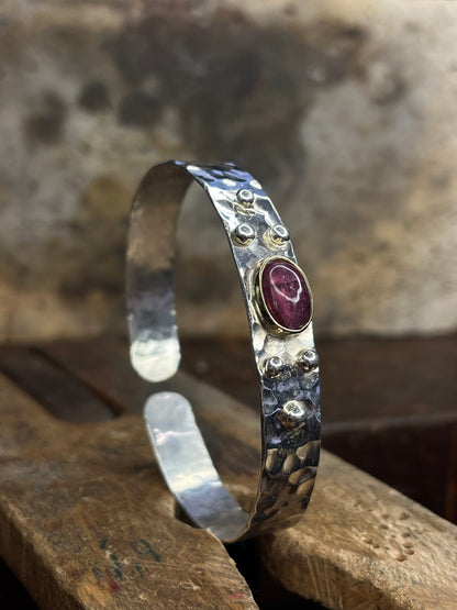 Bracciale martellato con Tormalina rosa scuro