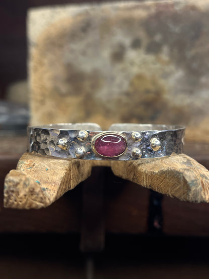 Bracciale martellato con Tormalina rosa scuro