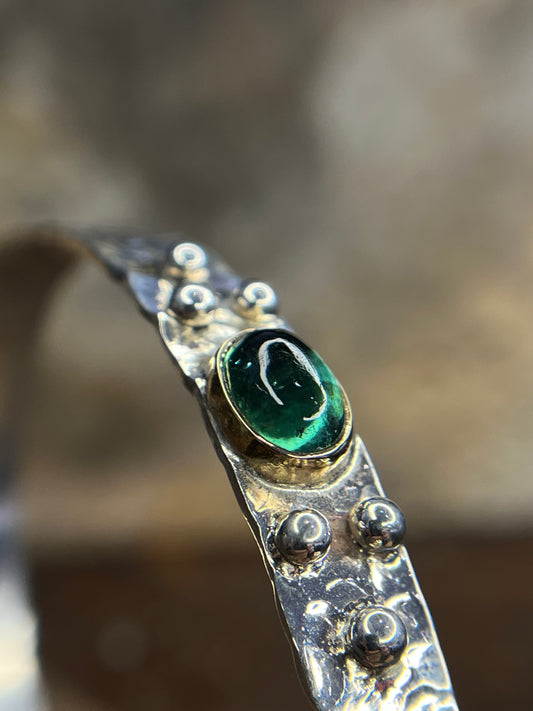 Bracciale martellato con tormalina verde