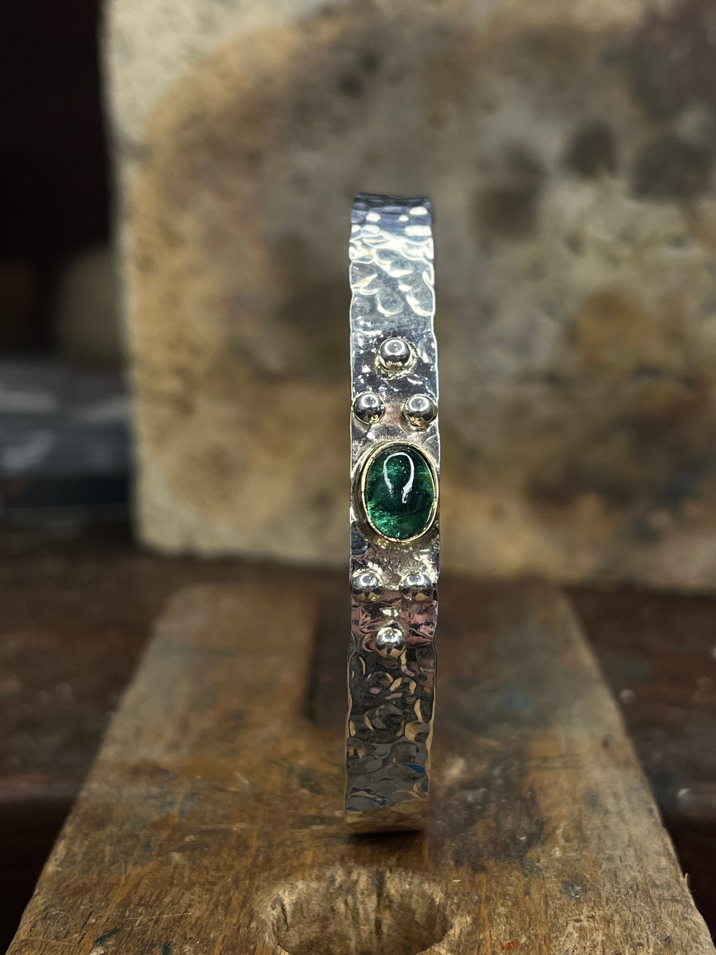 Bracciale martellato con tormalina verde