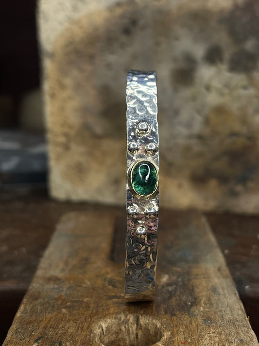 Bracciale martellato con tormalina verde