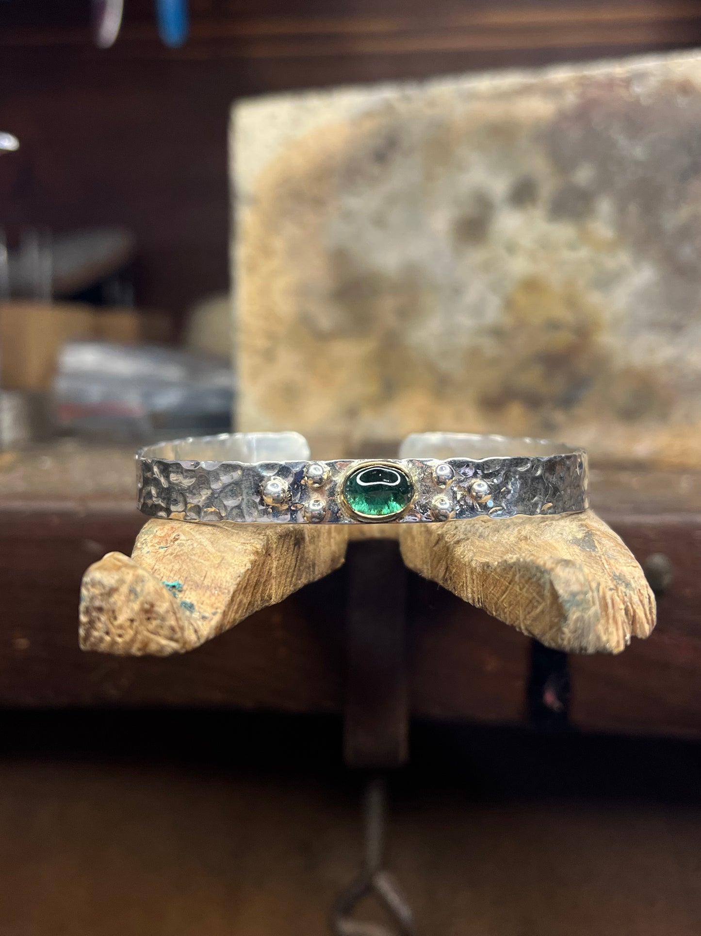 Bracciale martellato con tormalina verde