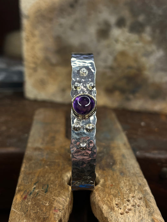 Bracciale martellato con Ametista