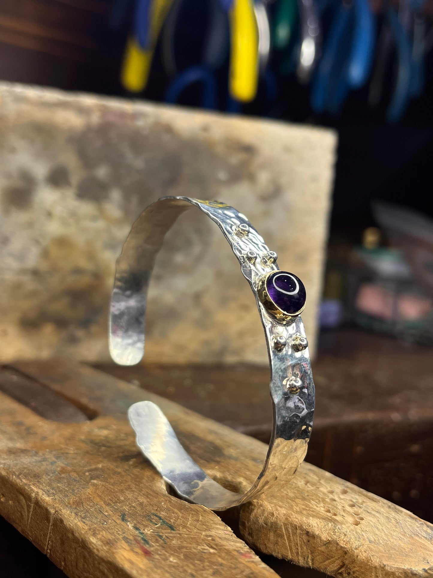 Bracciale martellato con Ametista