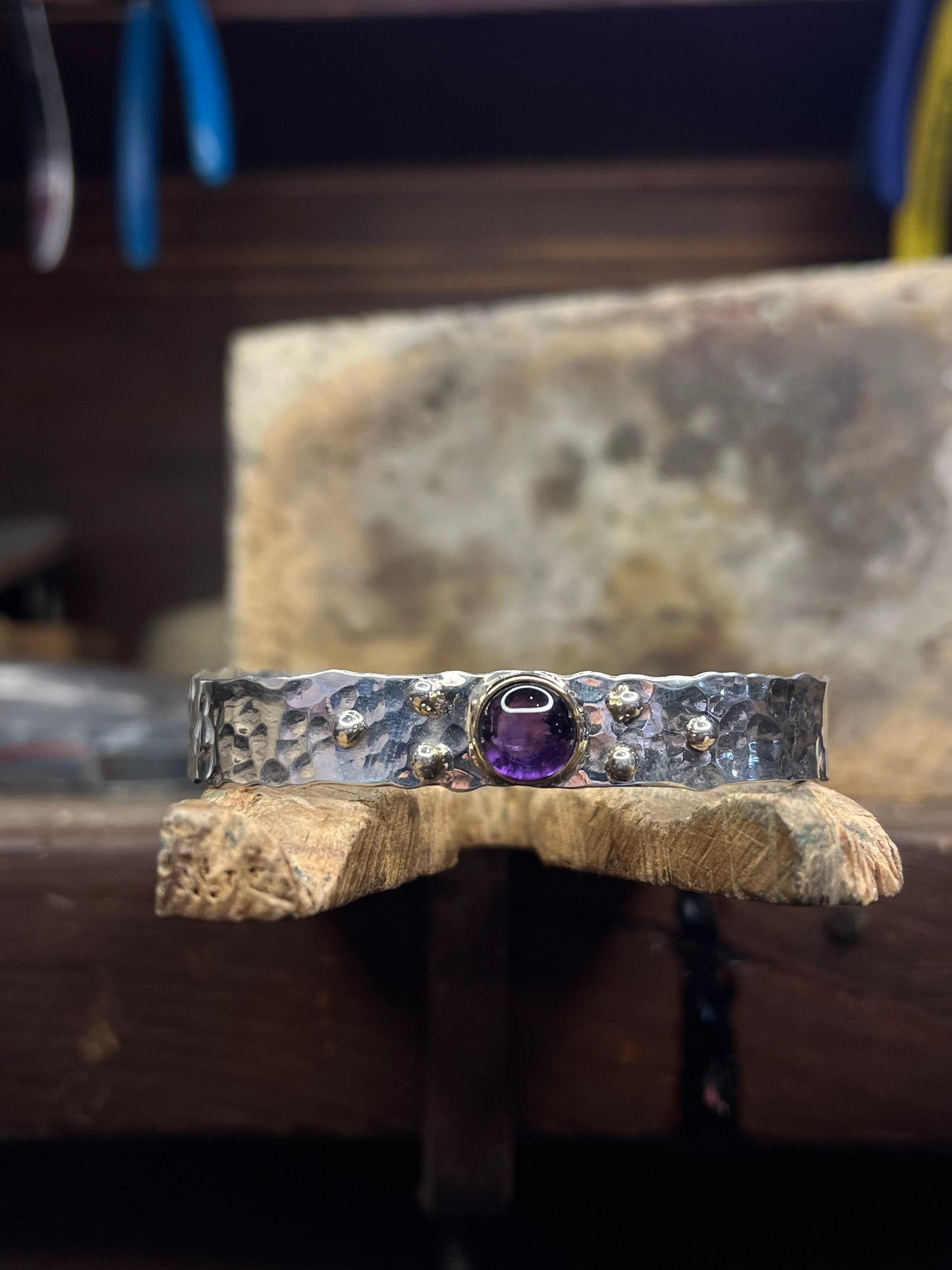 Bracciale martellato con Ametista
