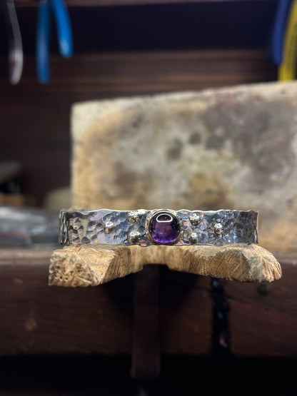 Bracciale martellato con Ametista