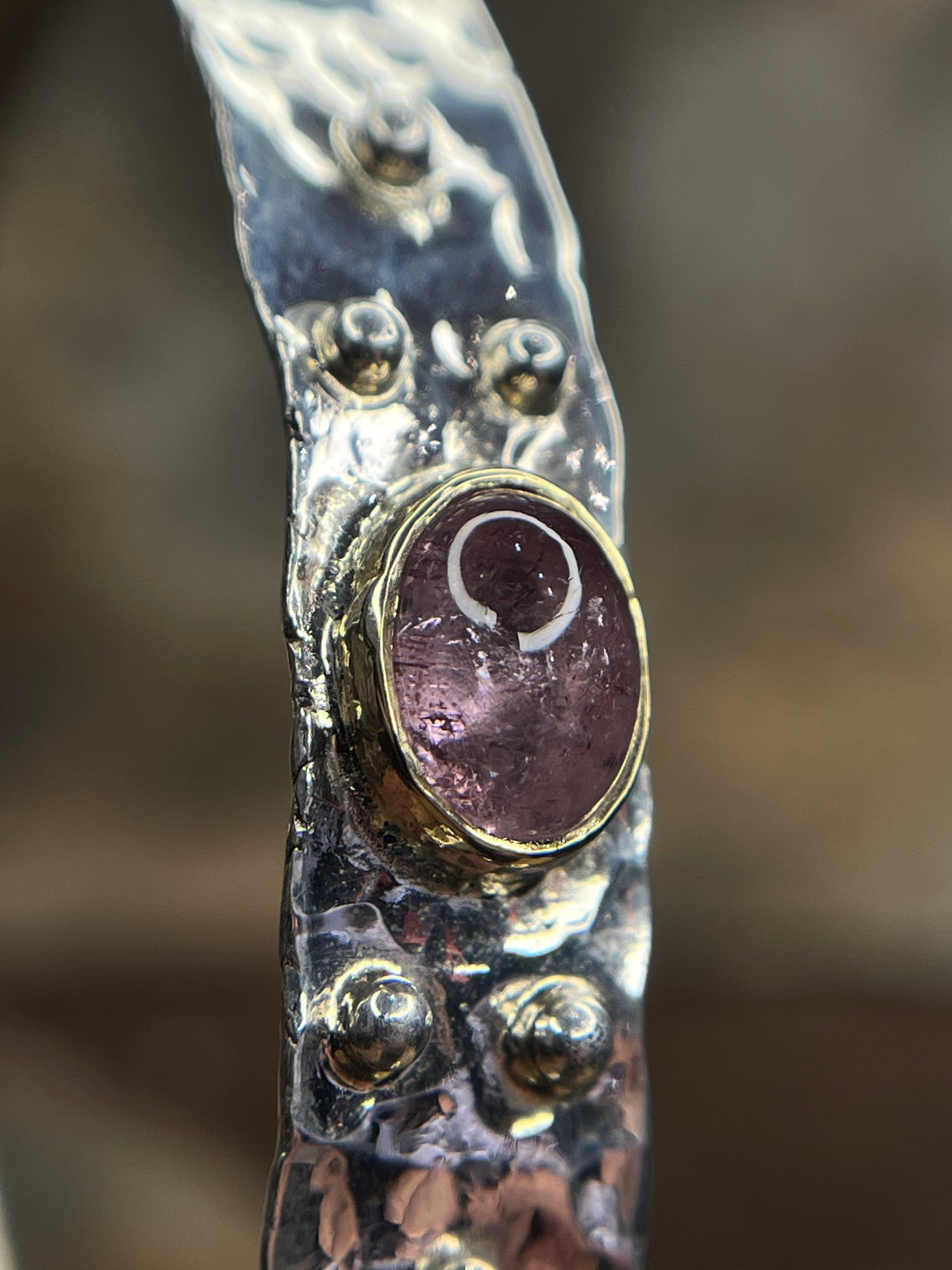 Bracciale martellato con Tormalina rosa