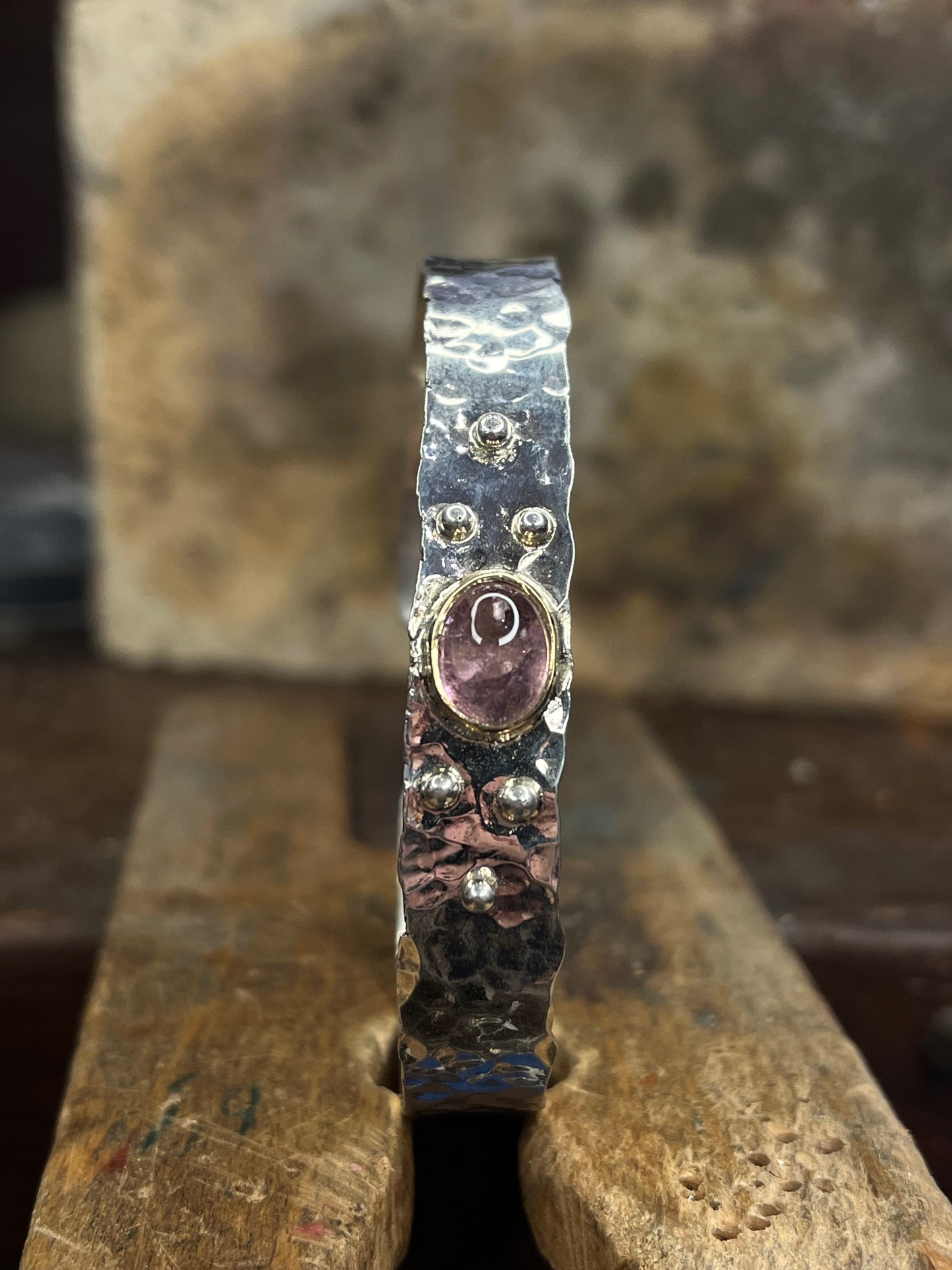 Bracciale martellato con Tormalina rosa