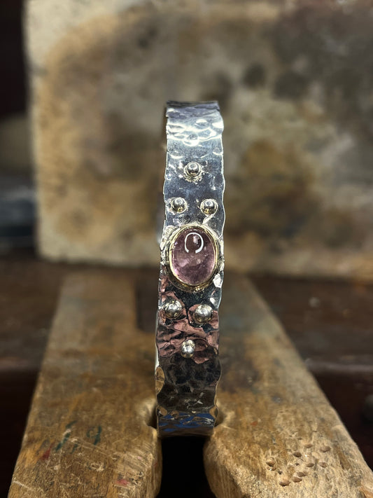 Bracciale martellato con Tormalina rosa