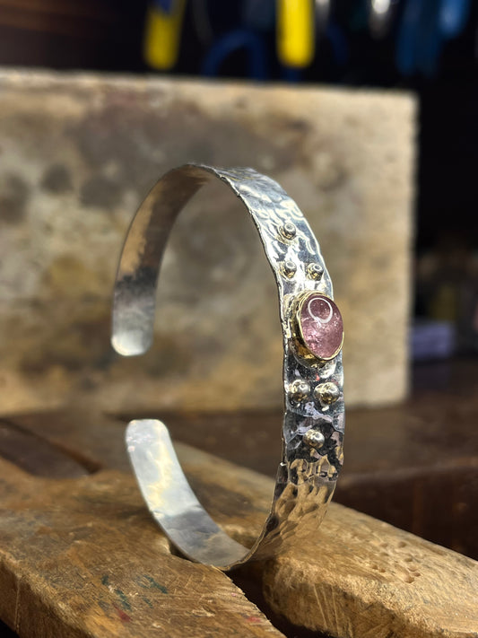 Bracciale martellato con Tormalina rosa