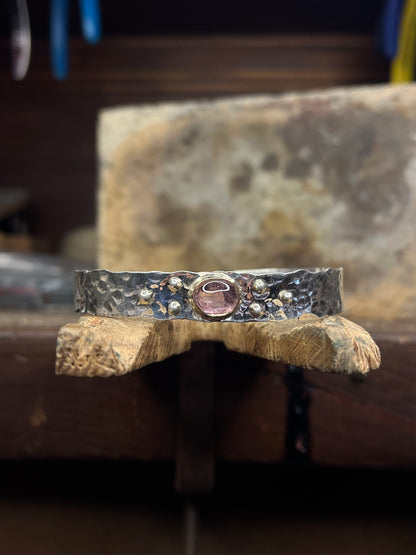 Bracciale martellato con Tormalina rosa